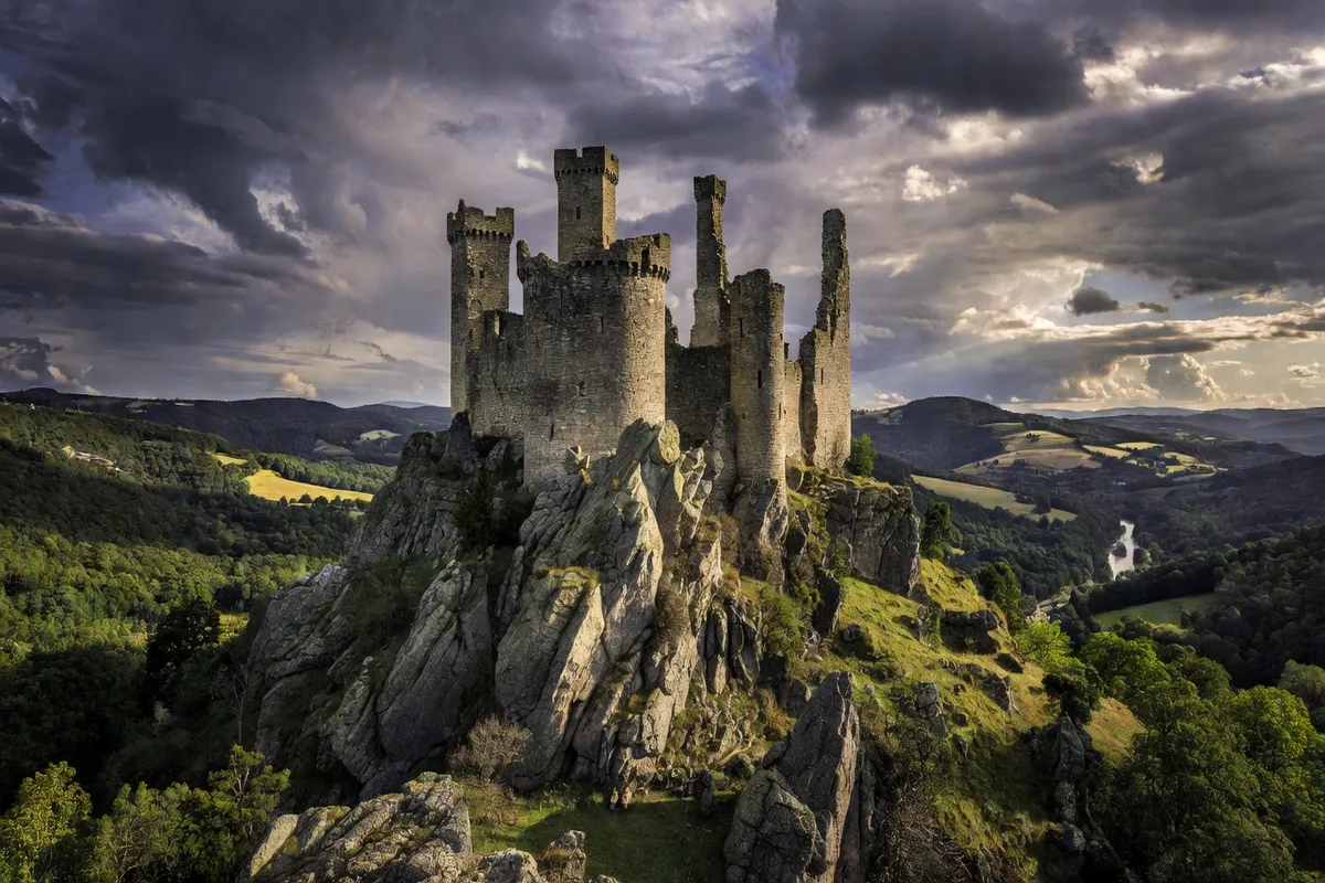 Vue panoramique des ruines de châteaux forts sur un promontoire dans le Vienne