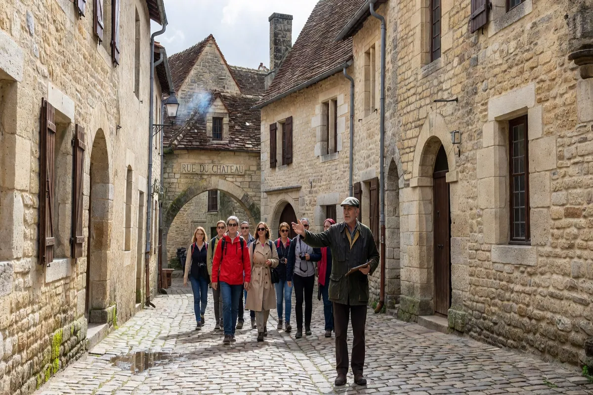 Visiteurs en balade médiévale guidée dans un village du Vienne