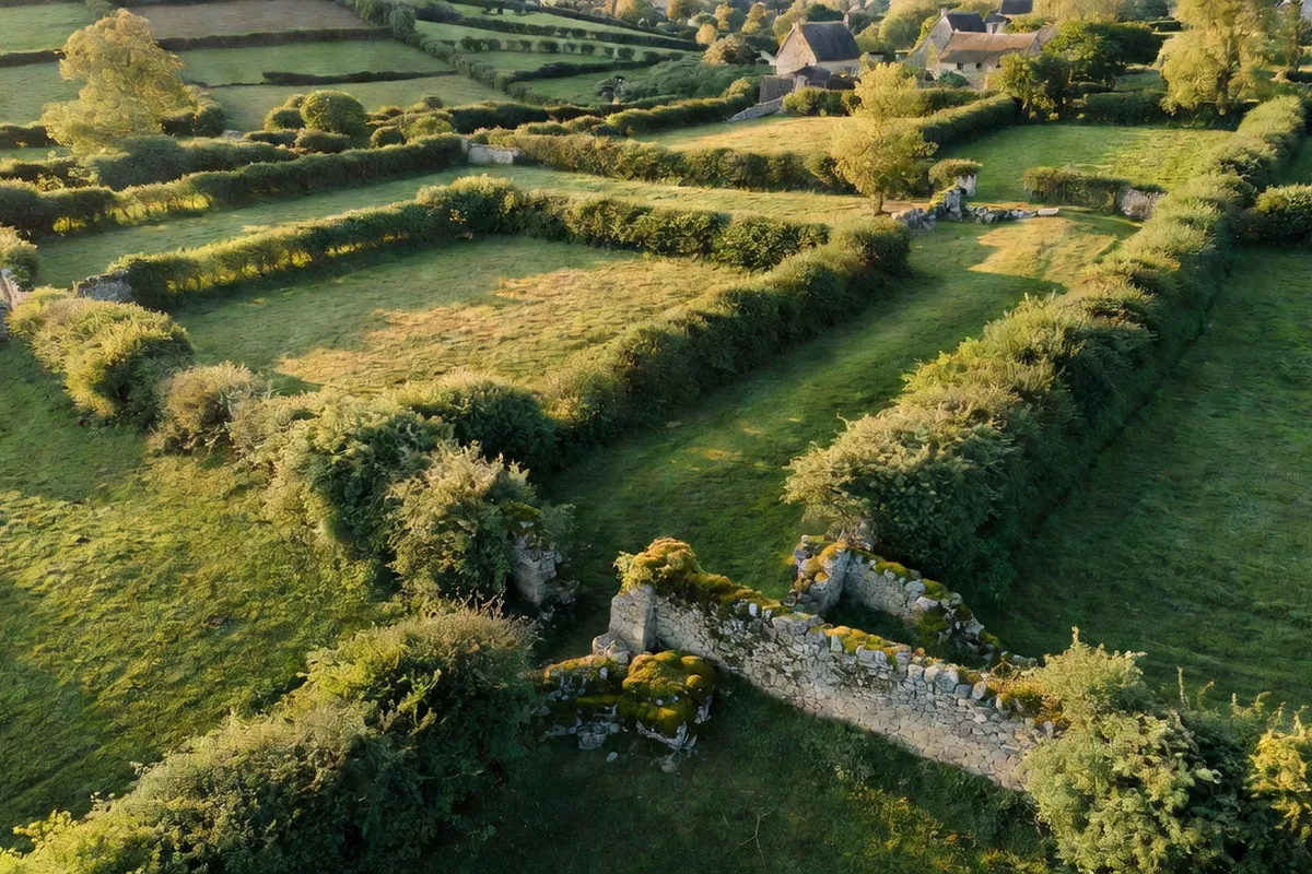 Paysage bocager vallonné de la vallée de la Clouère avec haies et prairies