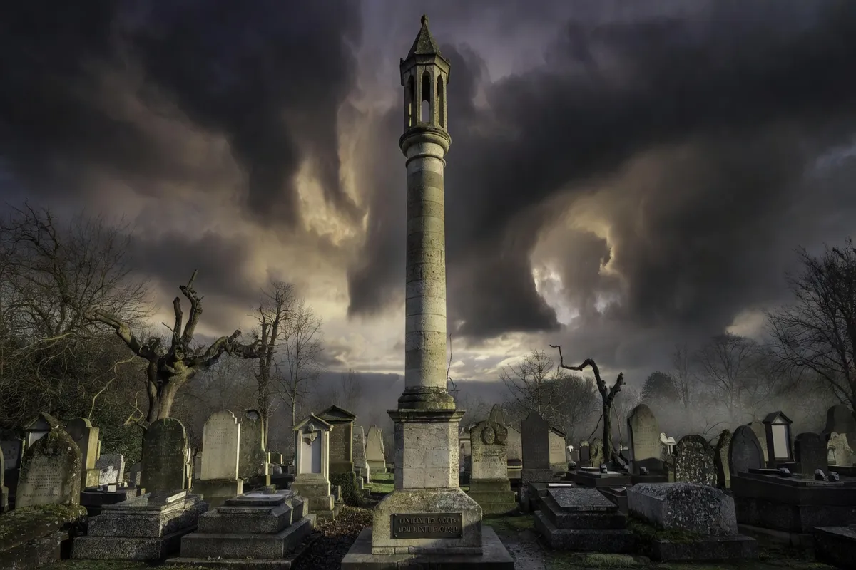 Lanterne des morts médiévale dans un cimetière français, colonne en calcaire