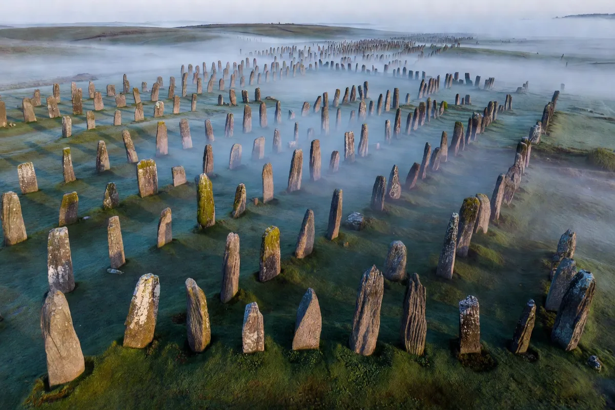 Alignement de mégalithes dans la région de la Vienne, atmosphère préhistorique