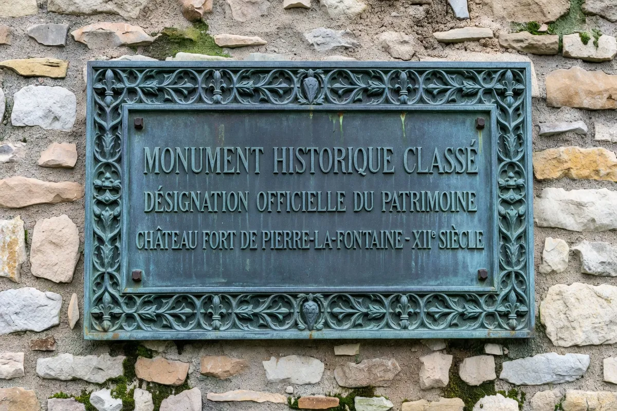 Plaque de classement Monument Historique sur un édifice médiéval du Vienne